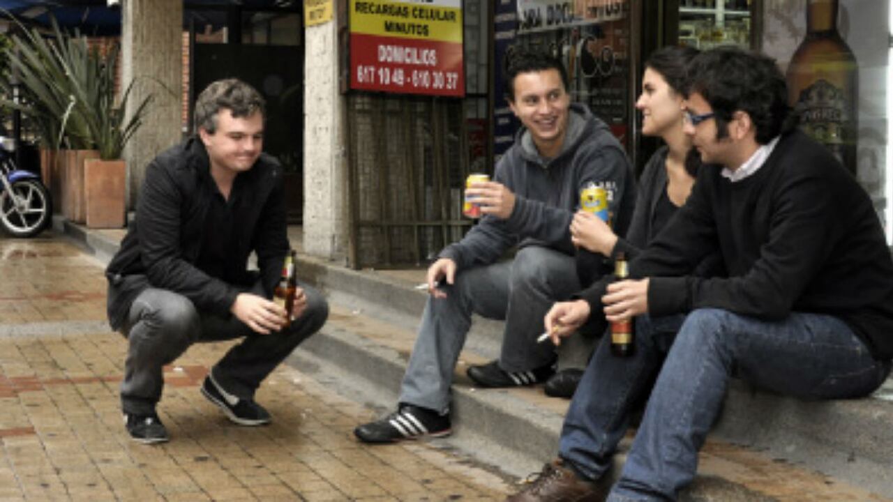 Está prohibido vender licor cuando están a menos de 200 metros de las universidades.