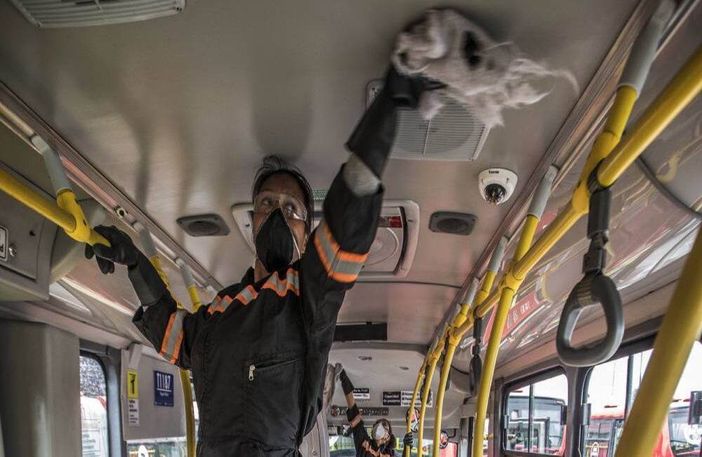 Sin embargo, las jornadas de limpieza comenzaron a llevarse a cabo también durante el día. El sistema ya no mueve el gran flujo de pasajeros que usualmente transita en él, pero todavía hay pasajeros que se movilizan en los articulados. Foto: Juan Carlos Sierra-SEMANA