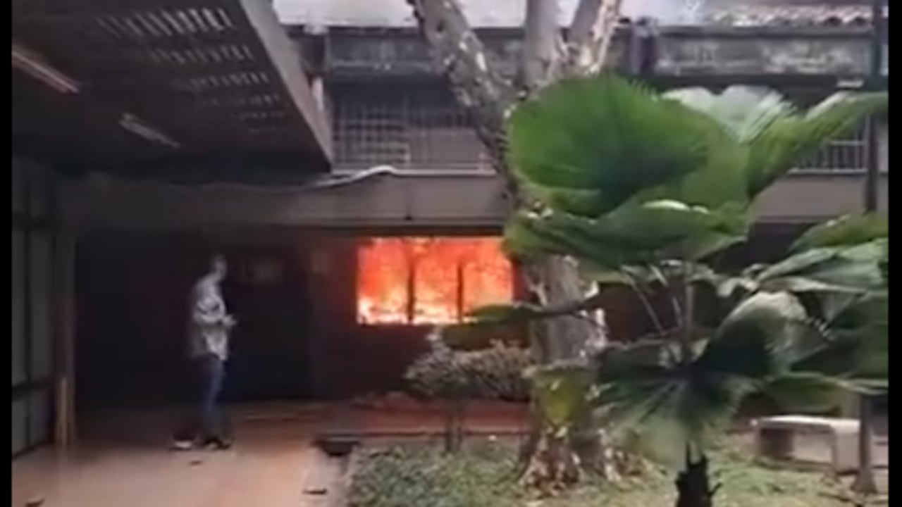 Encapuchados prendieron fuego a las instalaciones del Politécnico Jaime Isaza Cadavid.