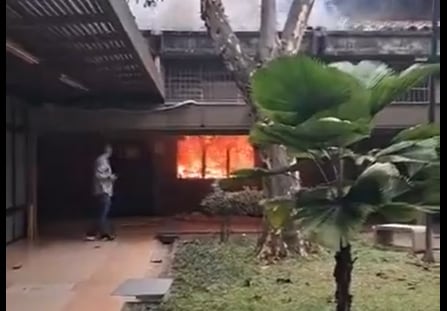 Encapuchados prendieron fuego a las instalaciones del Politécnico Jaime Isaza Cadavid.