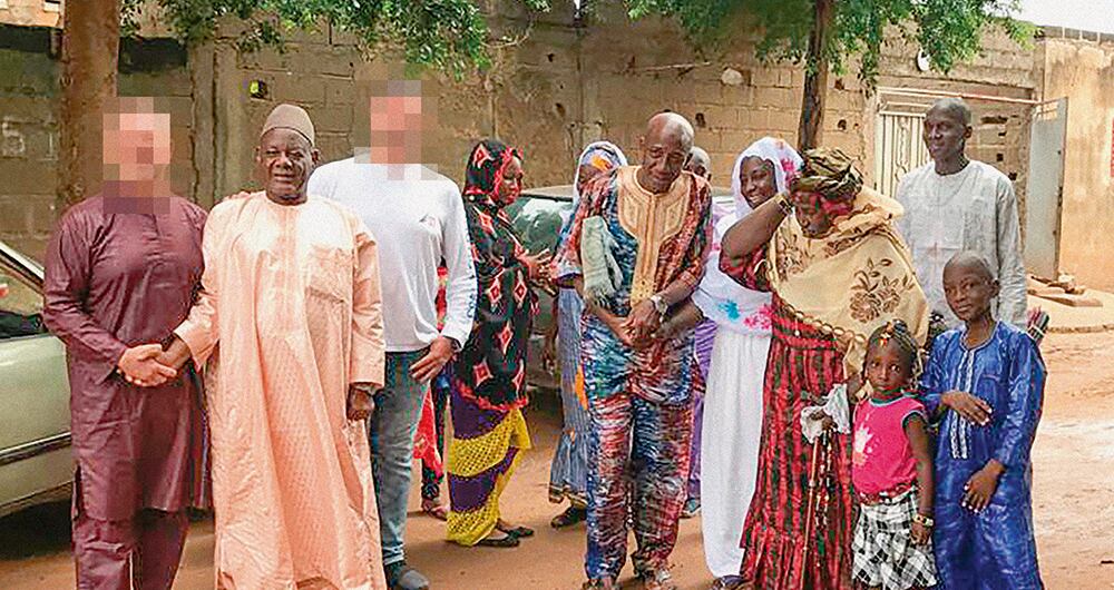  En la foto se ven los trabajos de infiltración de los agentes de inteligencia con los pobladores de Malí.