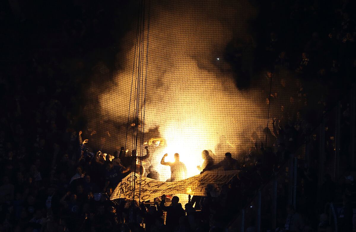 Hinchas del equipo de fútbol Dinamo celebran la victoria de su equipo frente al PSV Eindhoven en el estadio Philips en Holanda. (AP)