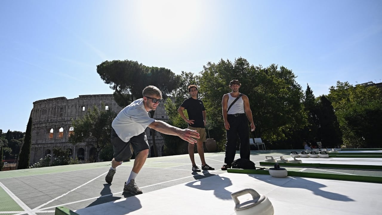 Un grupo de personas practica el curling en Roma, Italia.