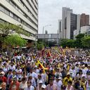 Miles de personas protestan contra Petro en Medellín