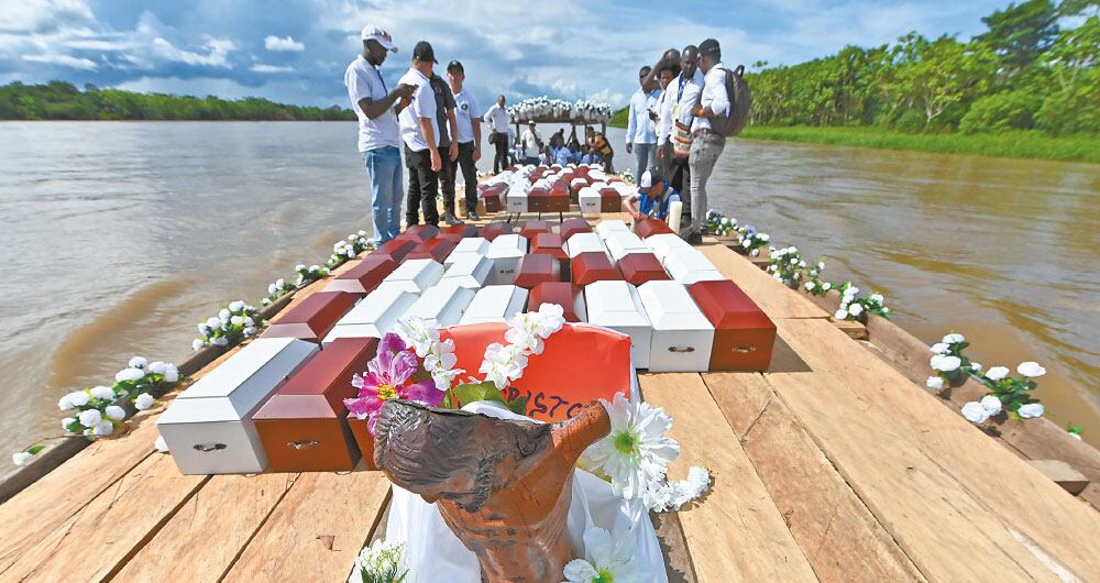 Las urnas con los restos de las víctimas de la masacre de Bojayá, antes de la ceremonia en la que fueron entregados a sus familiares en noviembre de 2019.