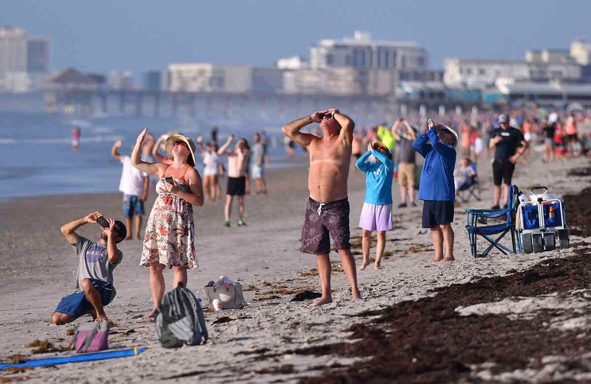 Una multitud en Cherie Down Park en Cabo Cañaveral, Florida, observa el lanzamiento de un cohete ULA Atlas V para la misión Mars Perseverance. El cohete fue lanzado desde el Complejo 41 de Lanzamiento en la Estación de la Fuerza Aérea de Cabo Cañaveral el jueves en la mañana. Foto: Malcolm Denemark / Florida Today vía AP
