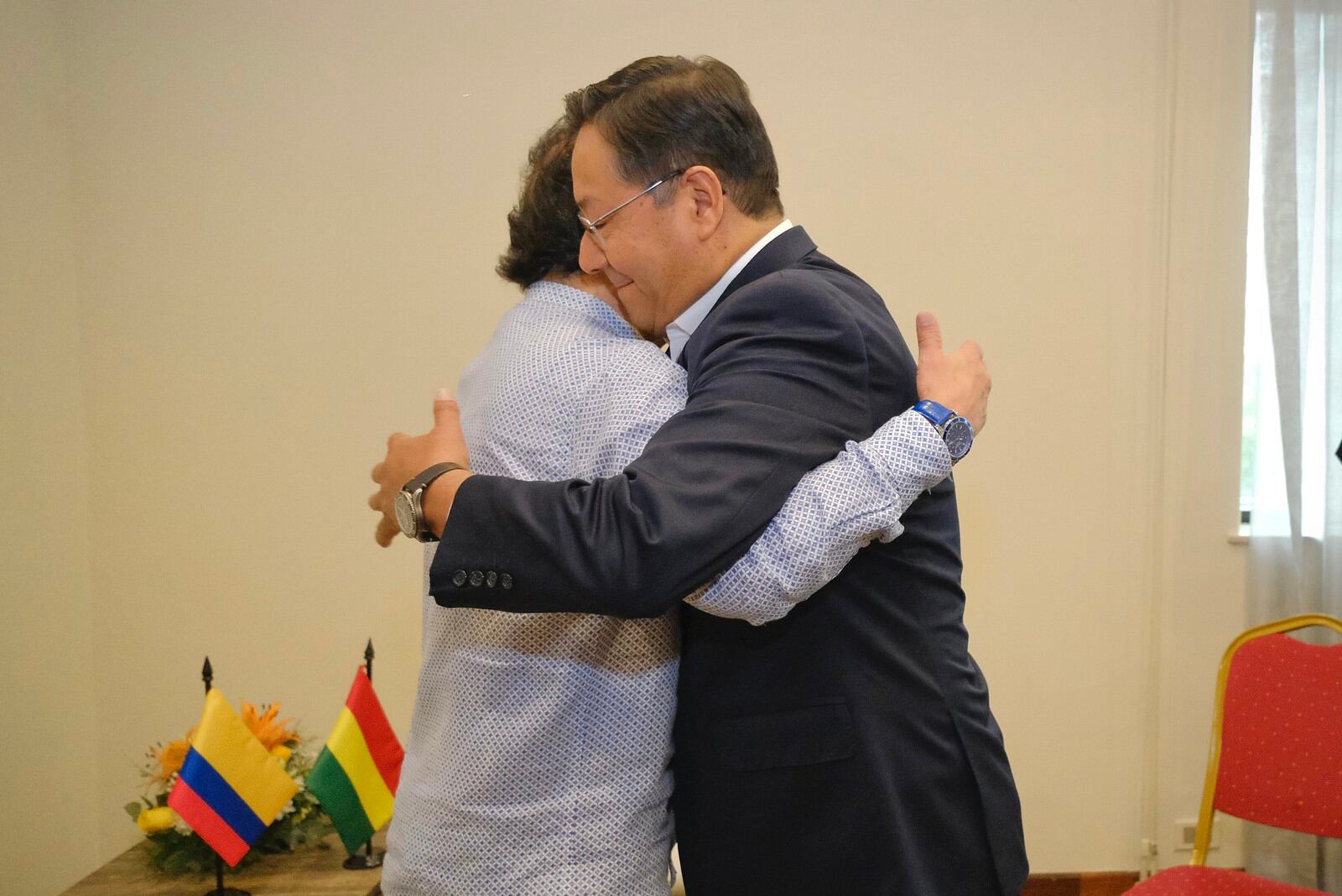 El efusivo abrazo del presidente Gustavo Petro y su homólogo en Bolivia, Luis Arce Catacora.