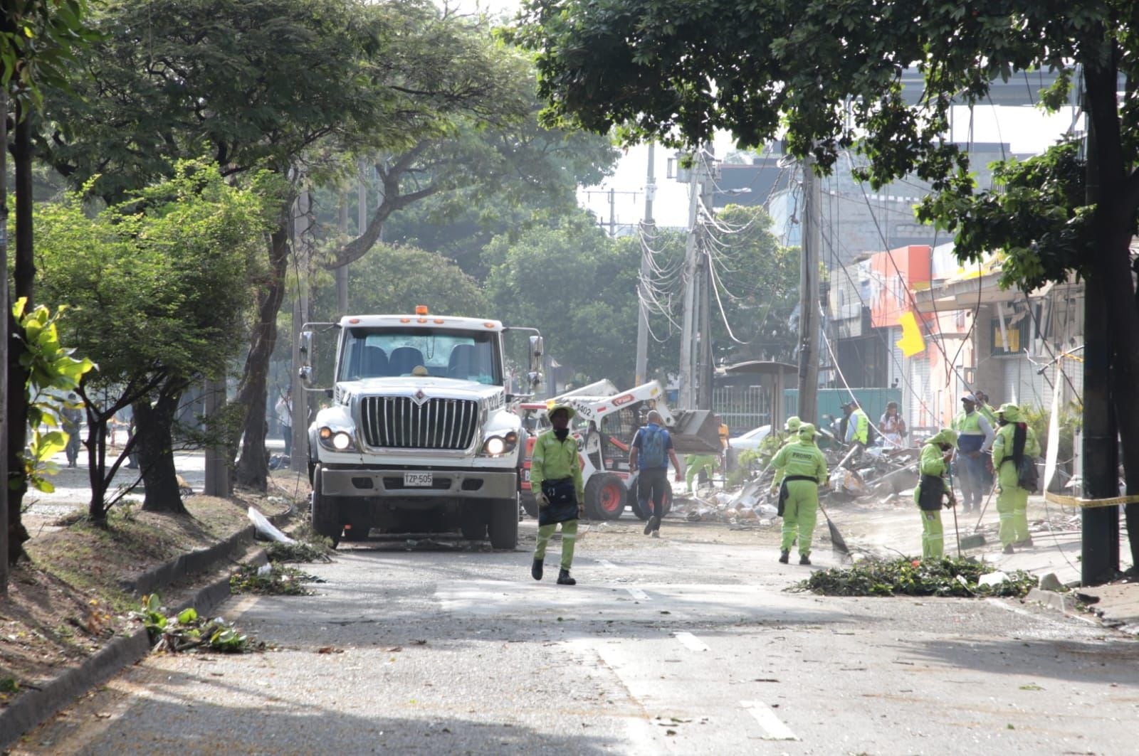 Limpieza de las calles aledañas a la Base Aérea tras el atentado terrorista.