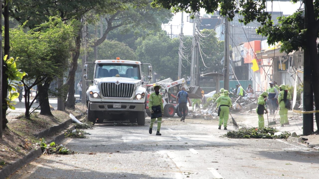 Limpieza de las calles aledañas a la Base Aérea tras el atentado terrorista.