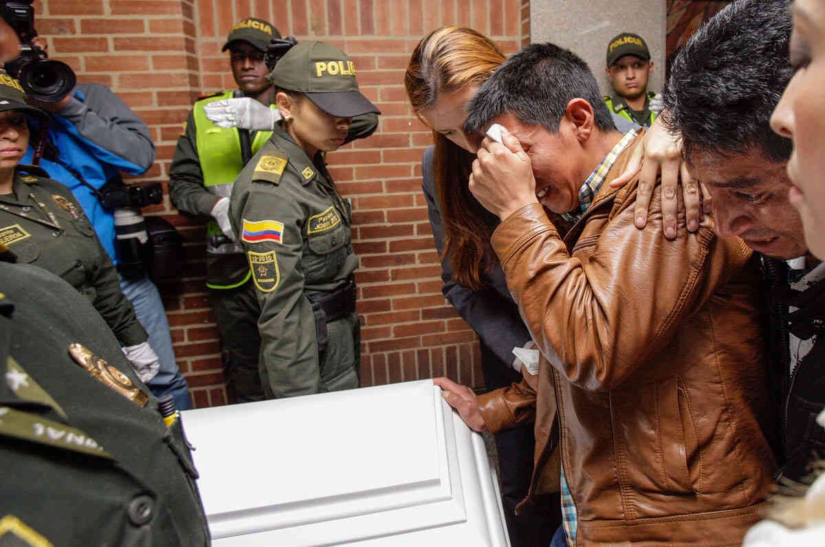Juvencio, el padre de Yuliana Samboní, llora al recibir el féretro de su hija de siete años de edad, en la Funeraria Los Olivos, el 6 de diciembre de 2016 en Bogotá. Foto: Carlos Julio Martínez / SEMANA