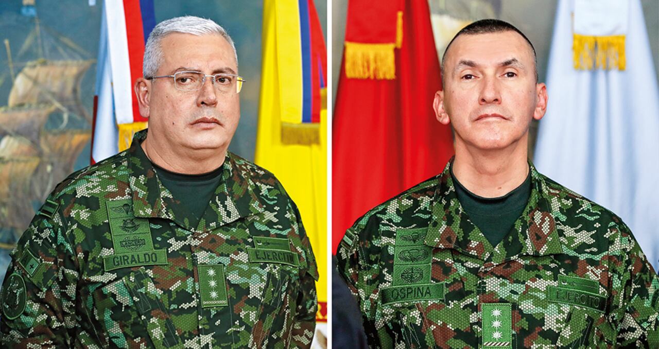    El comandante de las Fuerzas Militares, el general Helder Giraldo (izquierda), ordenó revisar el informe que entregó el comandante del Ejército, el general Luis Mauricio Ospina, quien indujo a error al presidente Petro. 