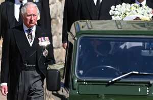 El Príncipe Carlos de Gran Bretaña sigue al ataúd mientras pasa por la Torre Redonda durante el funeral del Príncipe Felipe de Gran Bretaña dentro del Castillo de Windsor en Windsor, Inglaterra, el sábado 17 de abril de 2021 (Leon Neal / Pool vía AP).