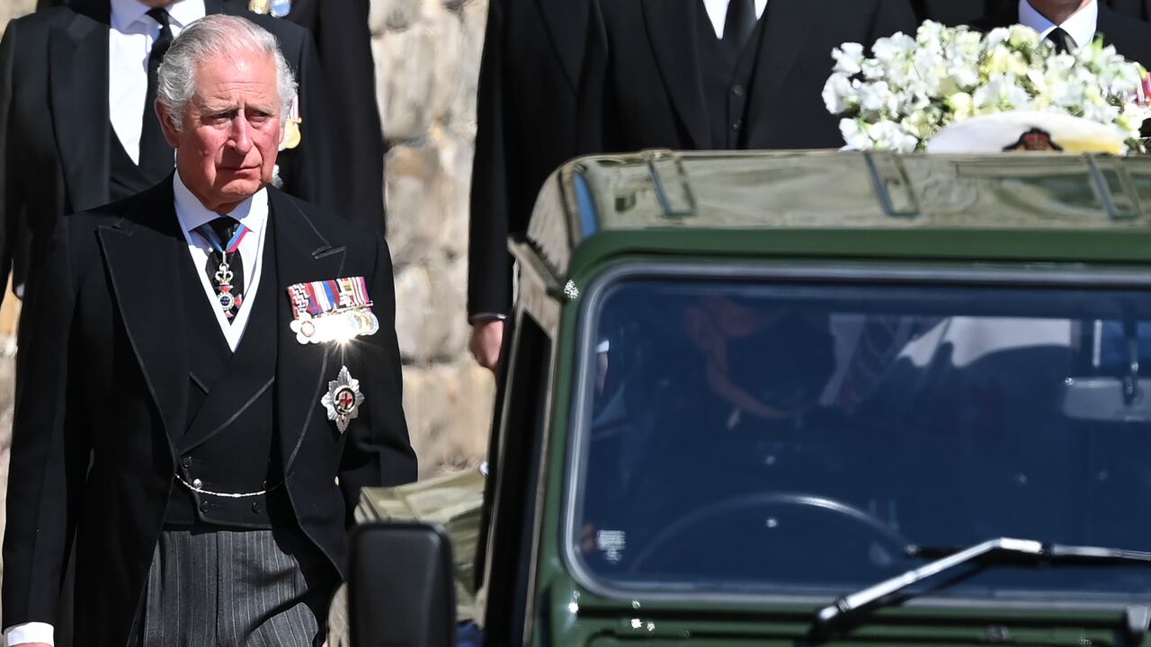 El Príncipe Carlos de Gran Bretaña sigue al ataúd mientras pasa por la Torre Redonda durante el funeral del Príncipe Felipe de Gran Bretaña dentro del Castillo de Windsor en Windsor, Inglaterra, el sábado 17 de abril de 2021 (Leon Neal / Pool vía AP).
