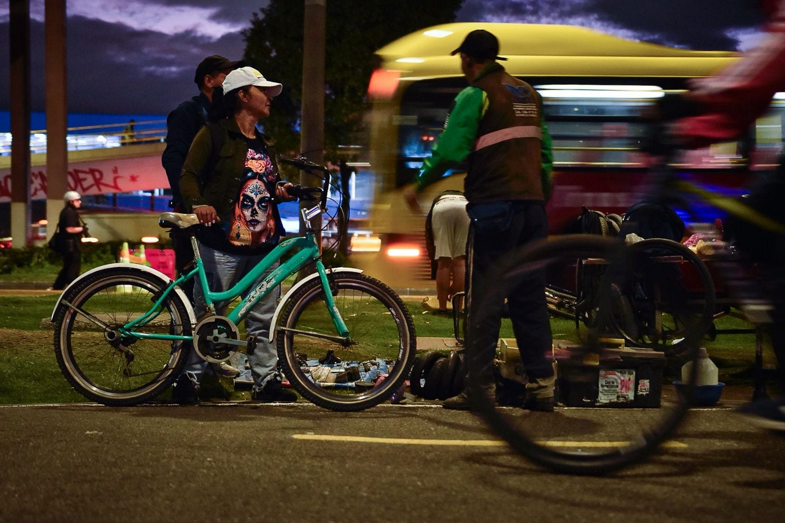Bogotá. Diciembre 11 de 2025. Se realiza una nueva jornada de ciclovía nocturna en la capital, con motivo de Navidad, la jornada va de las 6:00 PM y culminará a las 12:00 AM.