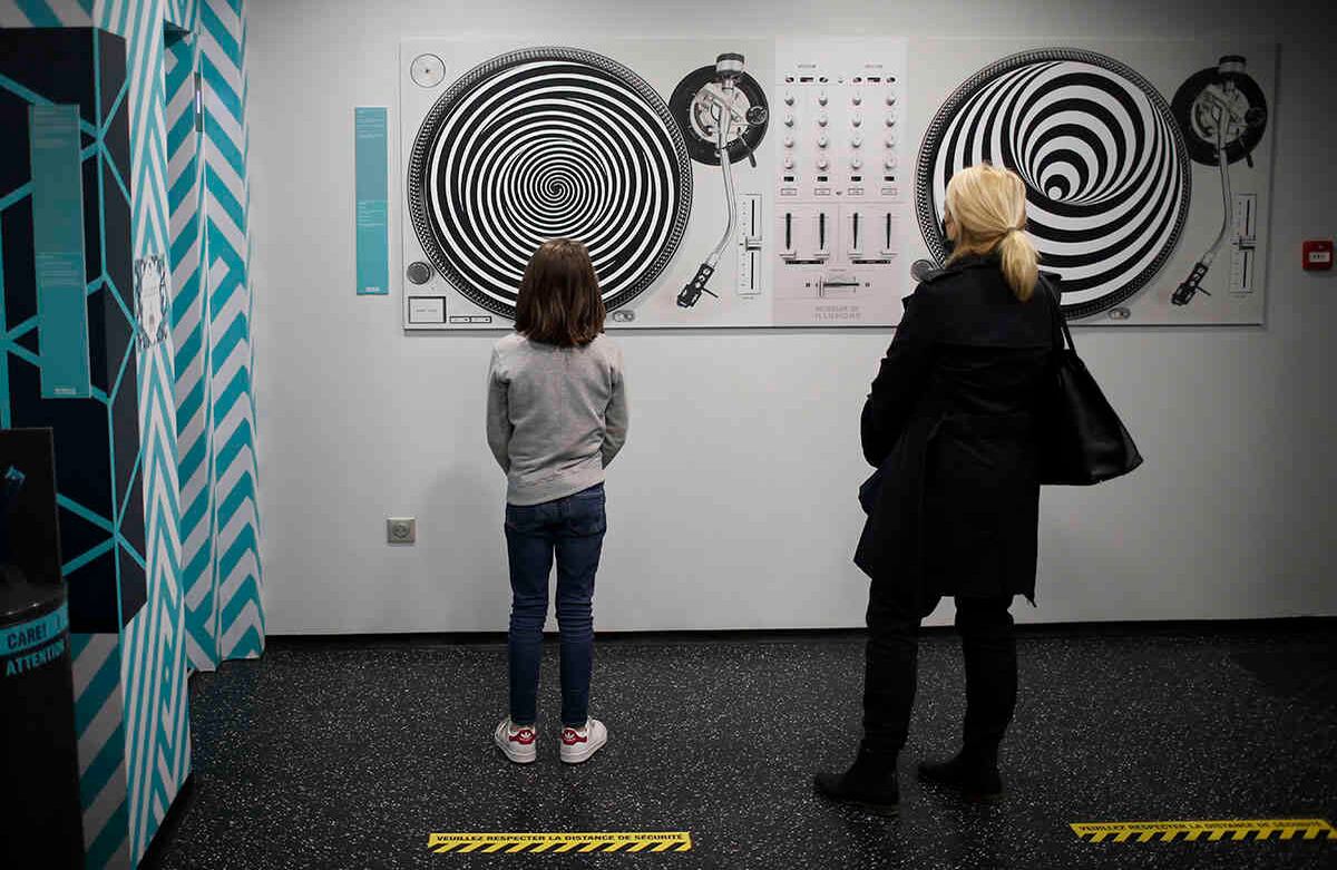 Visitantes miran obras de arte en el museo Illusion el lunes 11 de mayo de 2020 en París. Pequeños museos pueden reabrir desde este lunes si respetan las medidas de protección. Foto: Rafael Yaghobzadeh/AP