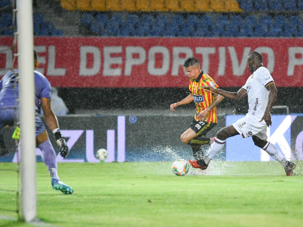 Walmer Pachecho rematando a la portería en el duelo de Pereira vs. Tolima