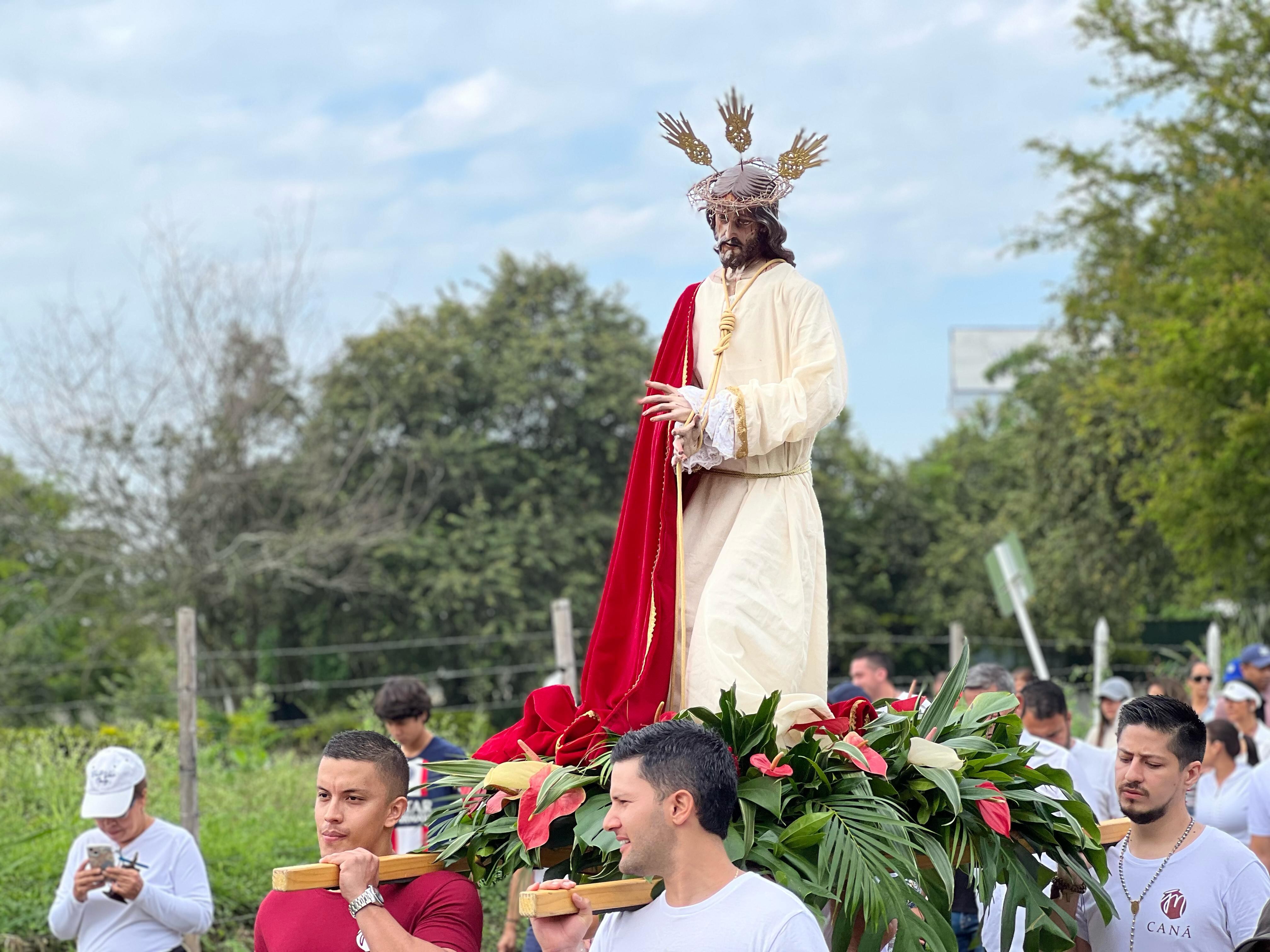 Cientos de católicos de la ciudad se reúnen en diferentes puntos para realizar el tradicional viacrucis.