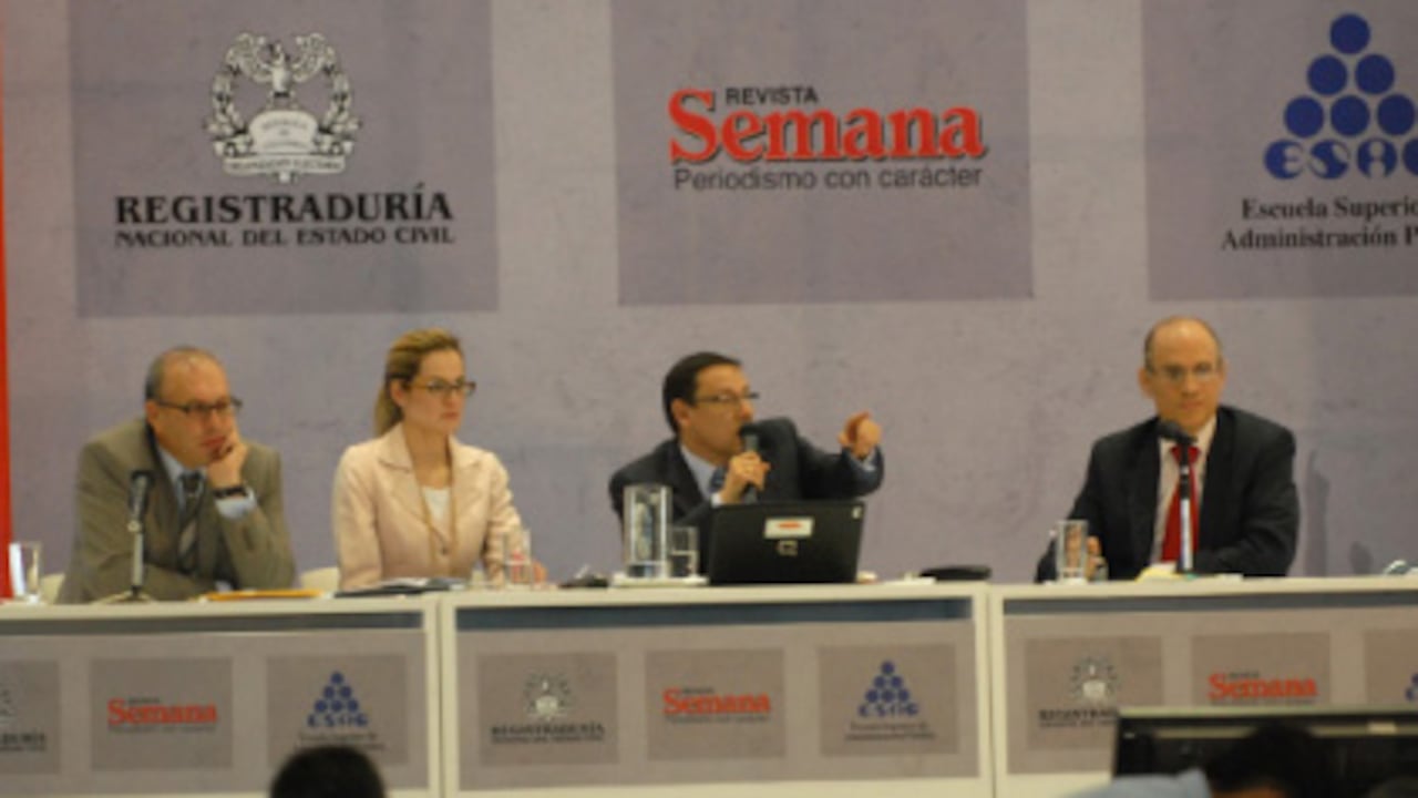 Carlos Ariel Sánchez, registrador nacional del Estado Civil; Carolina Castillo, del Ministerio del Interior; Víctor Diusabá, moderador y director de Semana.com, y Joaquín José Vives, presidente del Consejo Nacional Electoral.