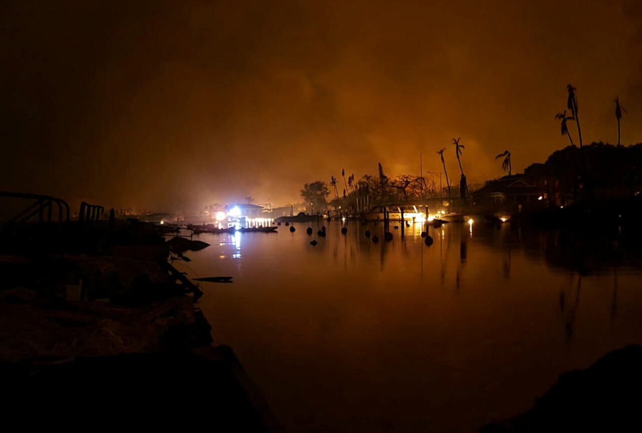 Se ven llamas cerca de Lahaina mientras los incendios forestales impulsados ​​por fuertes vientos destruyen una gran parte de la ciudad histórica de Lahaina, en Kahului, Hawái, EE. UU