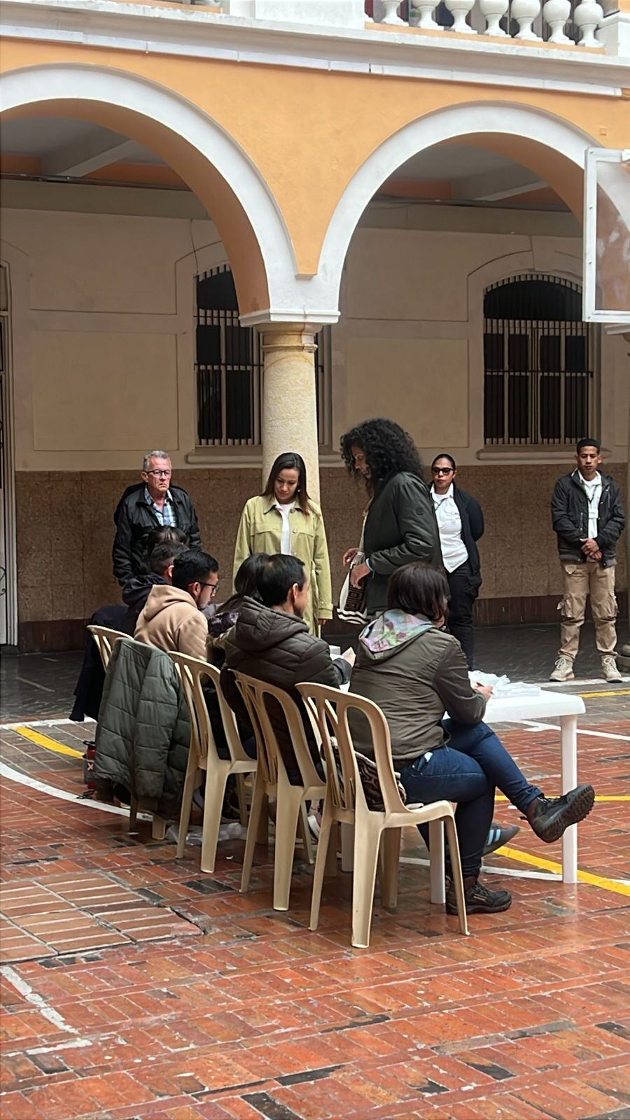 Carolina Corcho votando en la consulta