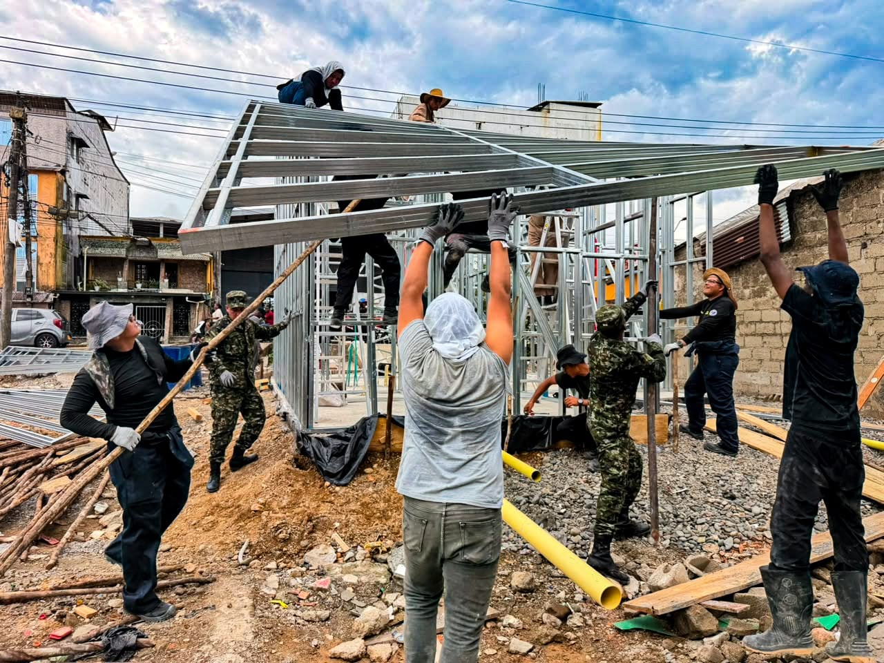 Alianza público-privada entrega primera casa a damnificados del terremoto en el Chocó.