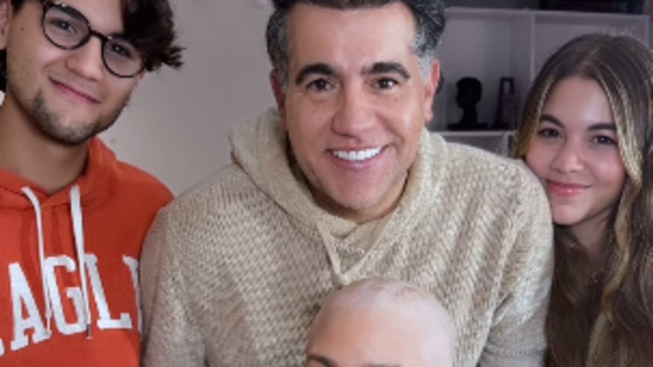 Paulina Ceballos, esposa de Carlos Calero, compartió conmovedor video mientras se cortó por completo el cabello.