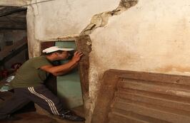 Hay muchas familias en Villarrica que viven en casa a punto de caerse pero prefieren vivir entre las grietas que en la calle. Foto: Pablo Andrés Monsalve