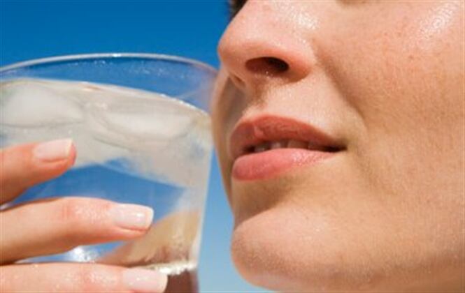 Las personas suelen colocar hielo hasta en el agua.