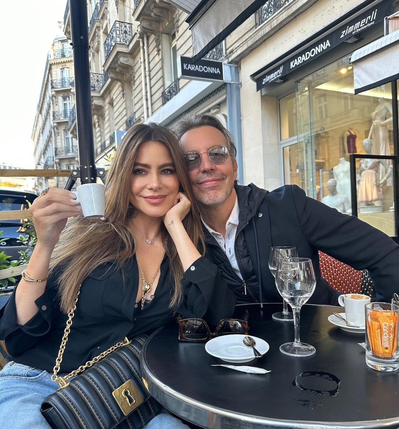 La actriz estuvo en París con el exmanager de Luis Miguel