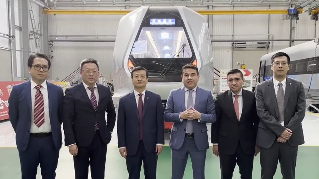 El gobernador de Cundinamarca reunido con encargados de la construcción del Regiotram de Occidente.