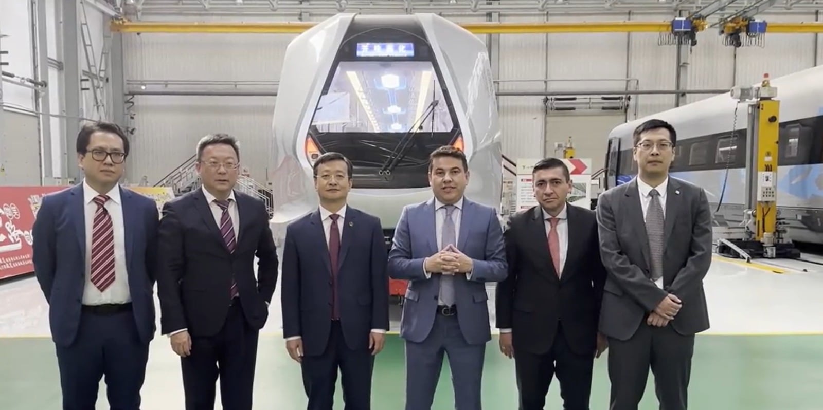 El gobernador de Cundinamarca reunido con encargados de la construcción del Regiotram de Occidente.