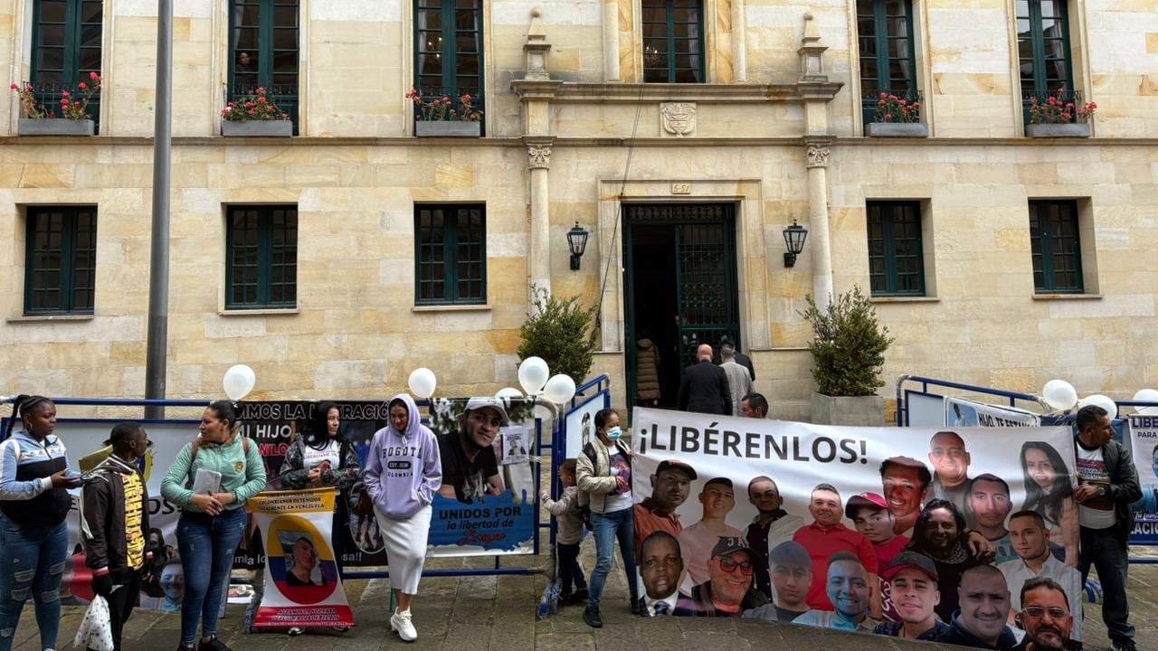 Familiares de colombianos detenidos en Venezuela protestaron frente a la Cancillería