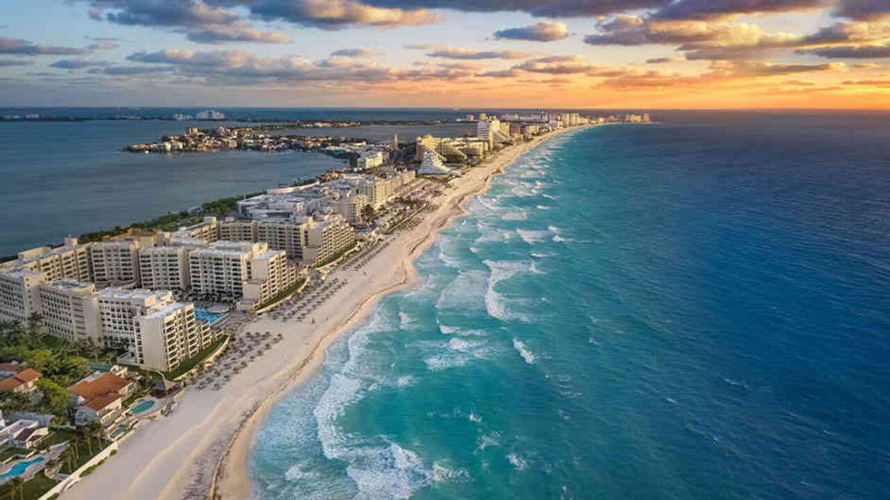 Cancún. Al menos 41 hoteles de Cancún, Puerto Morelos e Isla Mujeres abrieron sus puertas con un aforo del 30%. En julio iniciarán una campaña para atraer más turistas. Foto: Cortesía Despegar.com