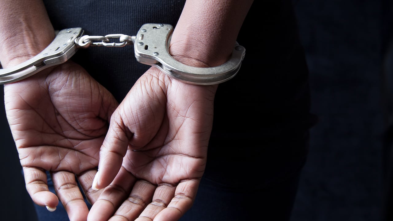 Mujer fue detenida gracias a la detección de droga por parte de uno de los perros de los controles de acceso al penal.