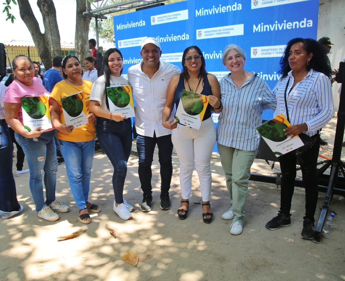 la ministra Catalina Velasco visitó Malambo, en el departamento del Atlántico, donde acompañó al alcalde Rumenigge Monsalve a la entrega de 300 títulos de propiedad