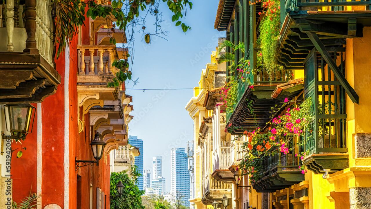 Las calles coloniales de la ciudad amurallada conviven con el crecimiento vertiginoso del Caribe colombiano.