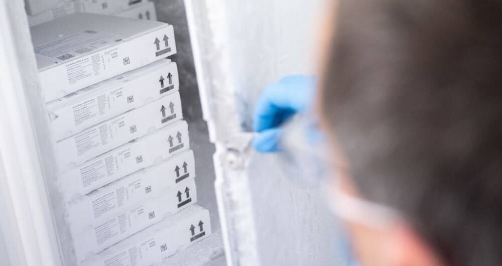 BioNTech cuenta también con la "expansión de sus actuales instalaciones", incluyendo la entrada en funcionamiento de otra planta de fabricación europea en Marburgo (Alemania).