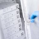 BioNTech cuenta también con la "expansión de sus actuales instalaciones", incluyendo la entrada en funcionamiento de otra planta de fabricación europea en Marburgo (Alemania).