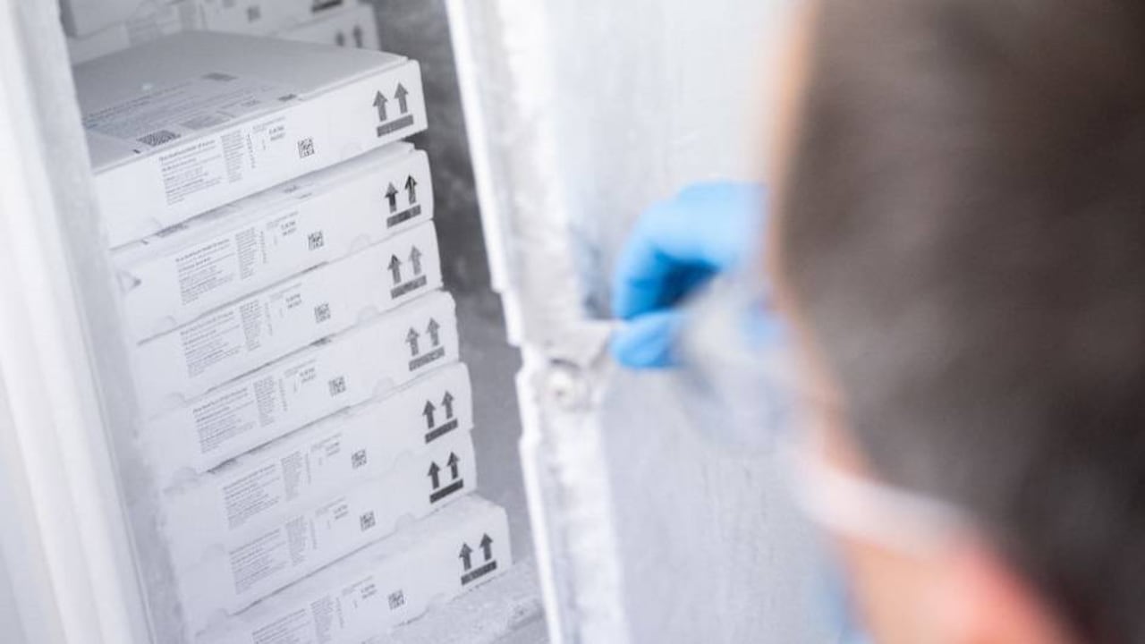 BioNTech cuenta también con la "expansión de sus actuales instalaciones", incluyendo la entrada en funcionamiento de otra planta de fabricación europea en Marburgo (Alemania).