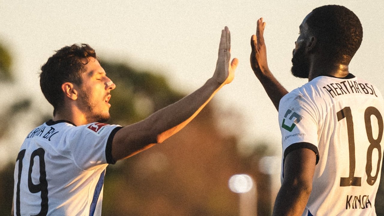 Stevan Jovetic (izq.) está en el Hertha Berlín desde el 2021