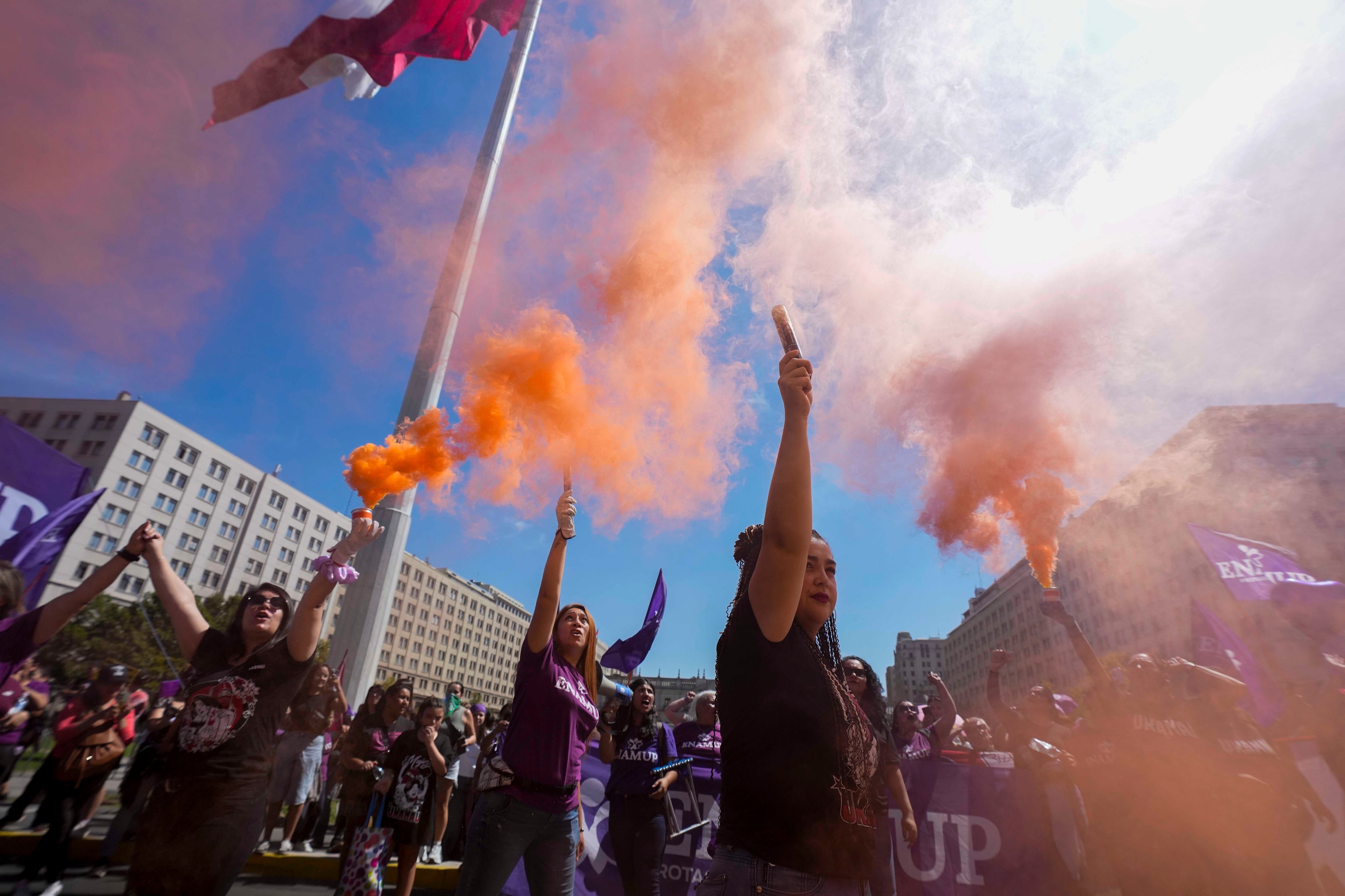 Mujeres se manifiestan por el Día Internacional de la Mujer el domingo 8 de marzo de 2026, en Santiago, Chile.