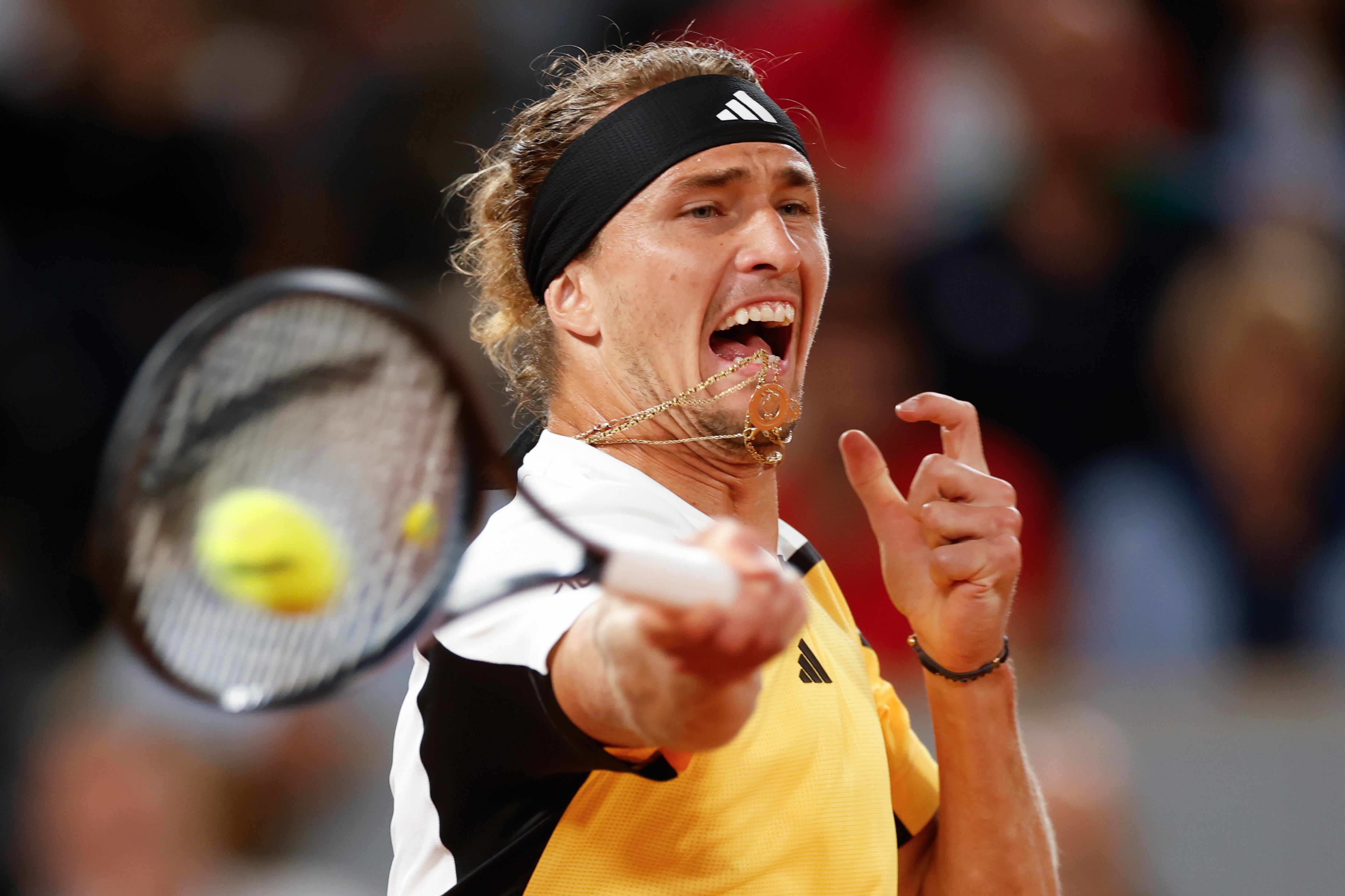 El alemán Alexander Zverev juega contra el español Rafael Nadal durante su partido de primera ronda del Abierto de Francia en el estadio Roland Garros de París, el lunes 27 de mayo de 2024. (Foto AP/Jean-Francois Badias)