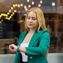 Foto de referencia de una mujer mirando la hora