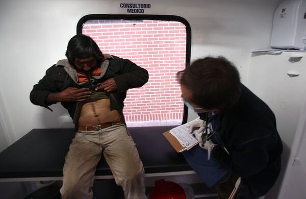 Uno de los habitantes del Bronx recibe atención médica por una herida en el estomago.