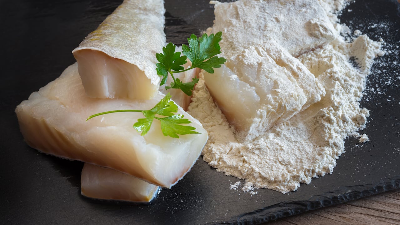 El pescado seco es aquel pescado, normalmente bacalao, sin salar que se seca al sol y al aire sobre rejillas de madera de secado especiales.