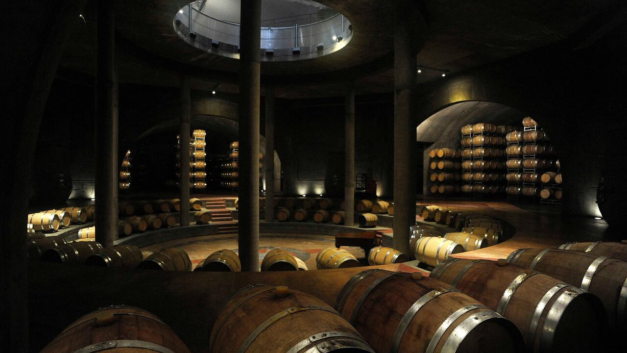 Bodega Salentein. Mendoza, Argentina. Se trata de una de las más de 30 que ha diseñado la pareja de arquitectos argentinos.