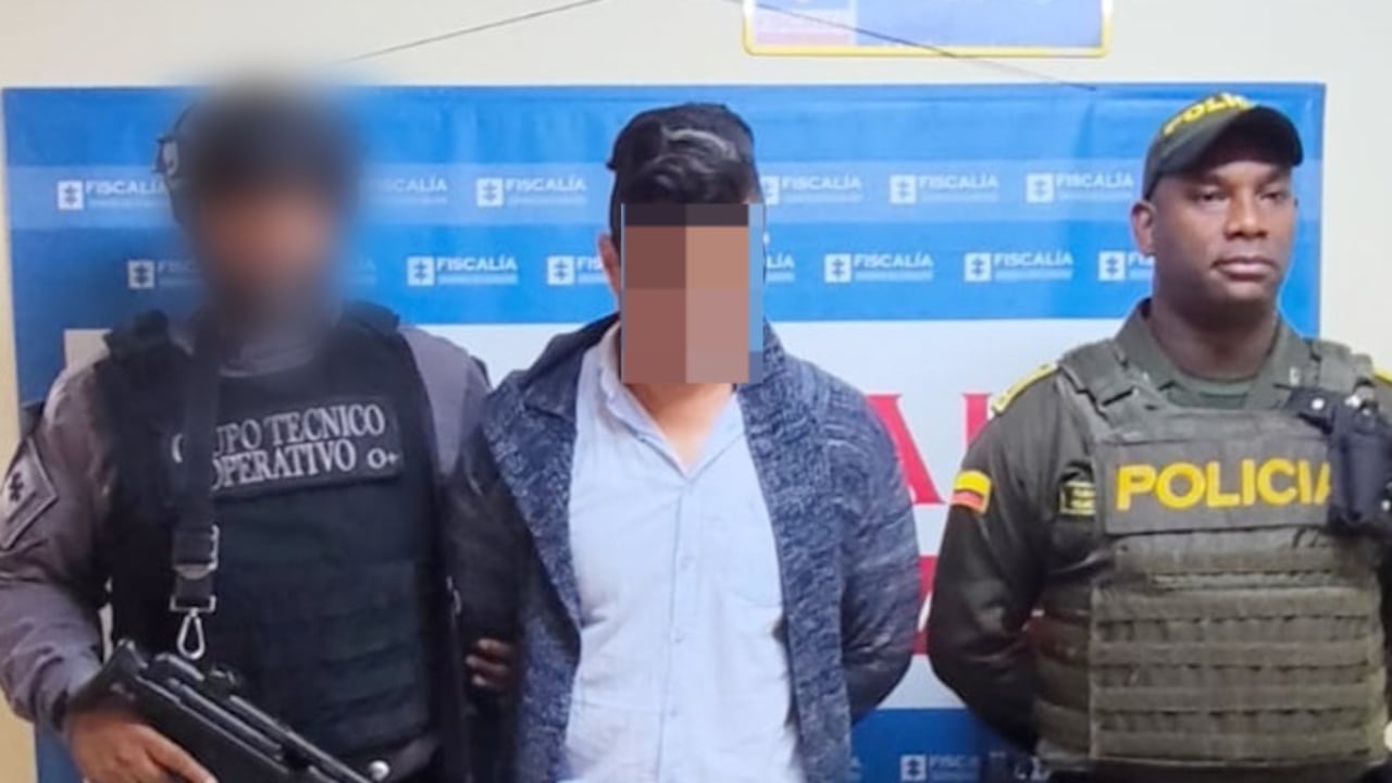 Por disposición de un juez de control de garantías, deberá cumplir medida de aseguramiento privativa de la libertad en su lugar de residencia.