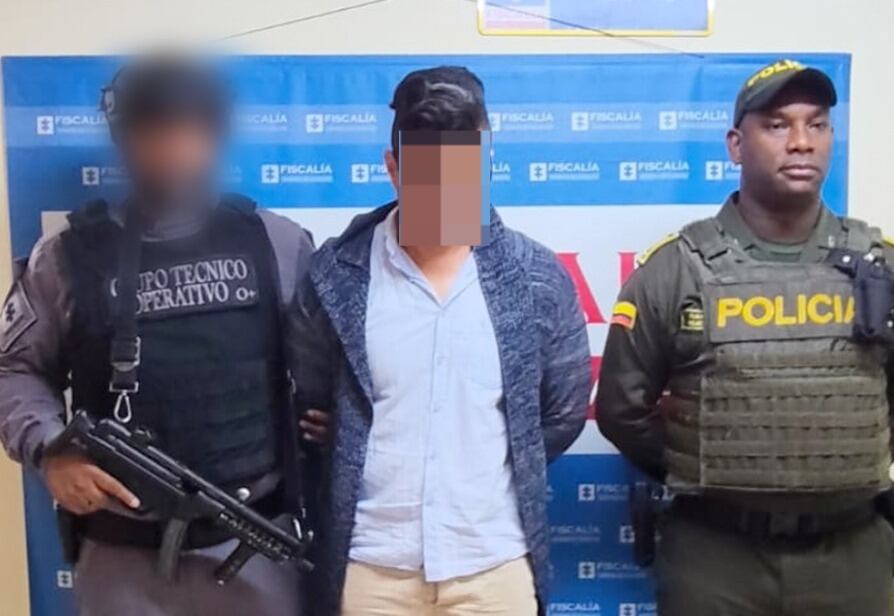 Por disposición de un juez de control de garantías, deberá  cumplir medida de aseguramiento privativa de la libertad en su lugar de residencia.