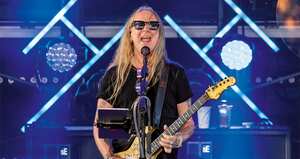Nacido en 1966 en Tacoma, Washington, Jerry Cantrell se hizo enorme por la banda que fundó y por la inagotable curiosidad musical que ha alimentado su camino.