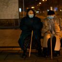 Ancianas que usan una mascarilla para prevenir la propagación del coronavirus, mientras se sientan en una parada de autobús en Vilnius, Lituania. (Foto AP / Mindaugas Kulbis)